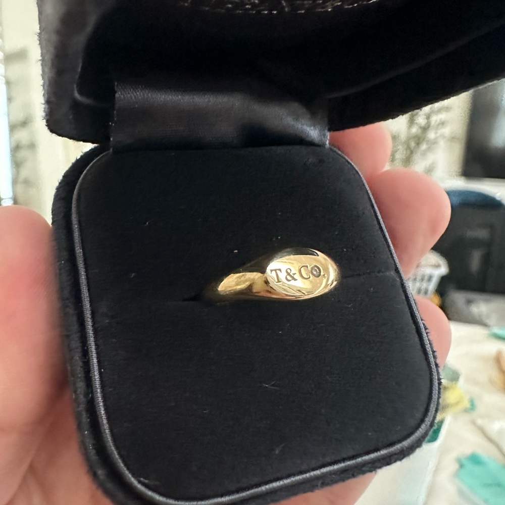 Tiffany & co. 18k gold sígnate ring size 4